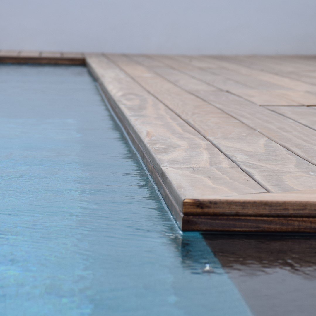 Compatibel met ethiek Misbruik 10 zwembaden met een houten terras die je deze zomer wilt ervaren