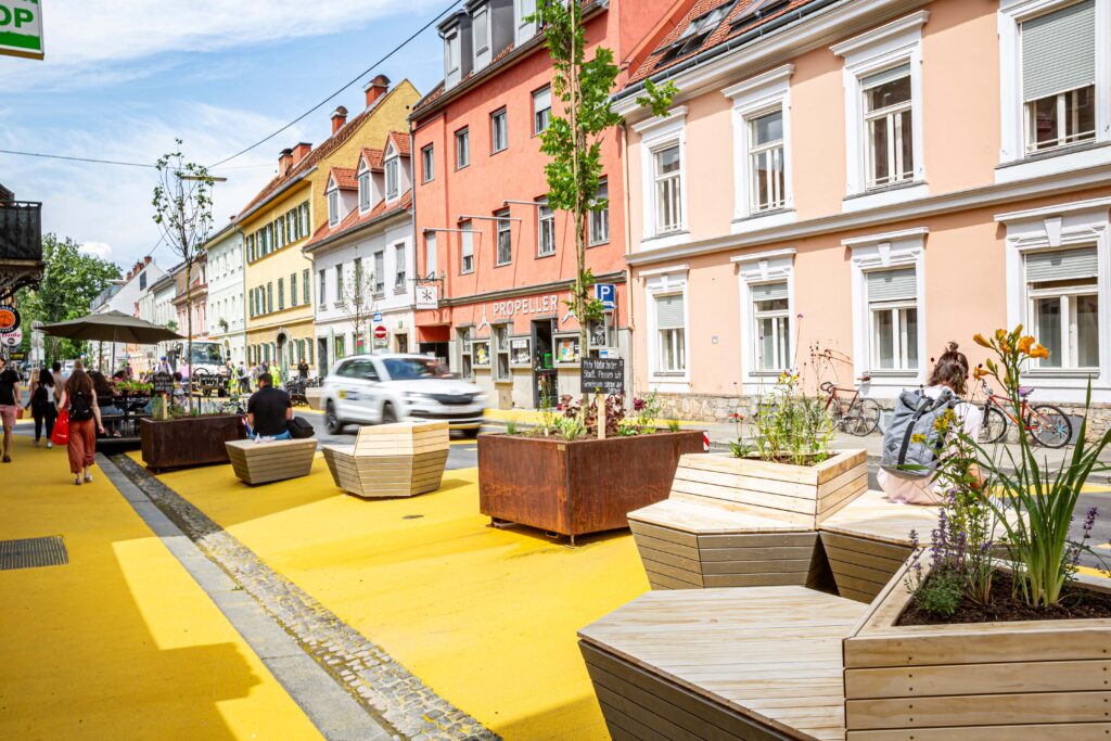Nachhaltige Gestaltung für den Stadtraum: Accoya Parklets in Slow Street Graz
