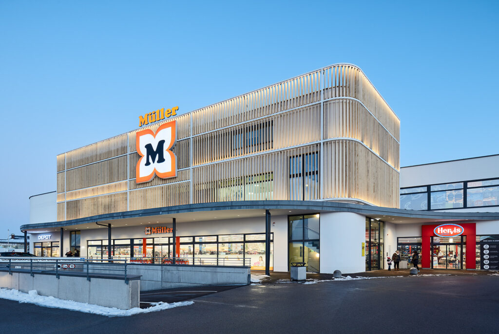 Accoya-Lamellen prägen die moderne Fassade des Eugendorf Centers in Salzburg