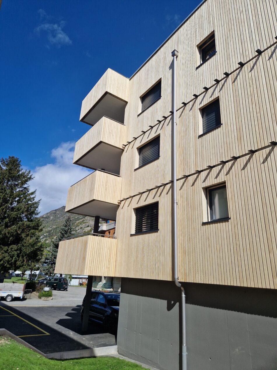 Bois Accoya pour façades alpines : durabilité et résistance dans l'immeuble résidentiel